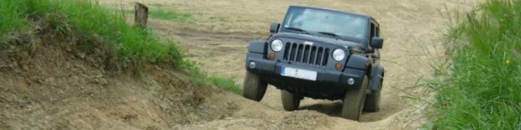 Jeep in der Bergauffahrt
